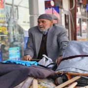 93 yaşındaki Ahmet dede gençlere taş çıkartıyor