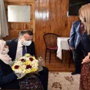 Güllü nine 111. yaşını Vali Taşbilek’le kutladı