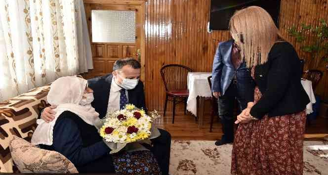 Güllü nine 111. yaşını Vali Taşbilek’le kutladı