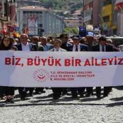 Gümüşhane’de 15-21 Mayıs Aile Haftası dolayısıyla “Biz Büyük Bir Aileyiz” yürüyüşü gerçekleştirildi.