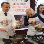 Vali Taşbilek önlük giyerek mutfağa girdi, Hünkar Beğendi yaptı