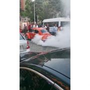 Düğün konvoyunda lastik yakan araç trafikten men edildi
