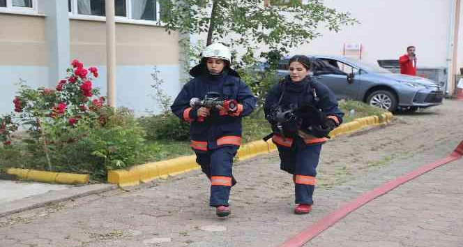Gerçeği aratmayan eğitimlerle itfaiyeci olmak için yarışıyorlar