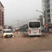 Gümüşhane’de şiddetli yağış sonrası caddeler göle döndü