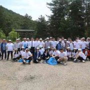 Lise öğrencileri ormanlık alanda atık topladı