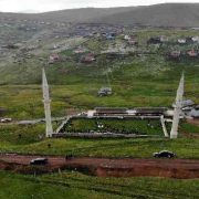 Üstü açık camide 561 yıldır çimen üzerinde Cuma namazı kılınıyor