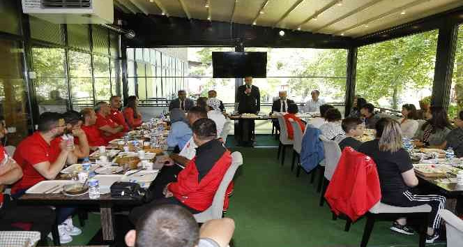 Gümüşhane’de yarıştıkları branşlarda başarı gösteren sporcular kahvaltıda buluştu