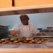 Gümüşhane’de yaşlı çift 37 yıldır birlikte pide salonu işletiyor