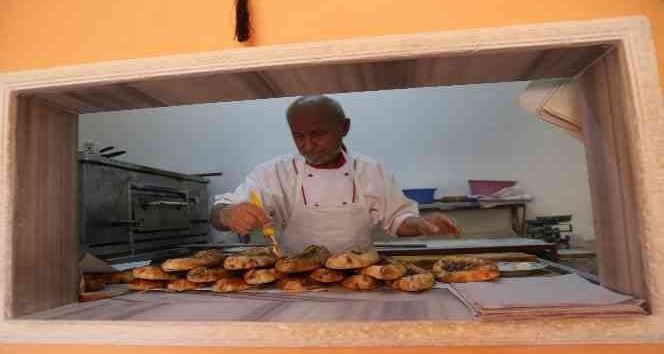 Gümüşhane’de yaşlı çift 37 yıldır birlikte pide salonu işletiyor