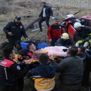 Gümüşhane’de otomobil 20 metre yükseklikten şarampole yuvarlandı: 2 yaralı