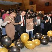 Gümüşhane Valisi Taşbilek, zihinsel engelli gençlerle horon oynadı