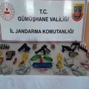 Kaçak silah şüphelisi baba oğlun evinden dinamit çıktı