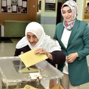 112 yaşında yürüyerek oy vermeye geldi