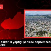 Babasının askerlik yaptığı şehirde depremzede olarak dünyaya geldi