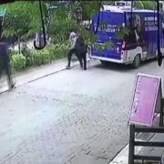 Balıkesir’de AK Parti seçim aracına saldırı kamerada