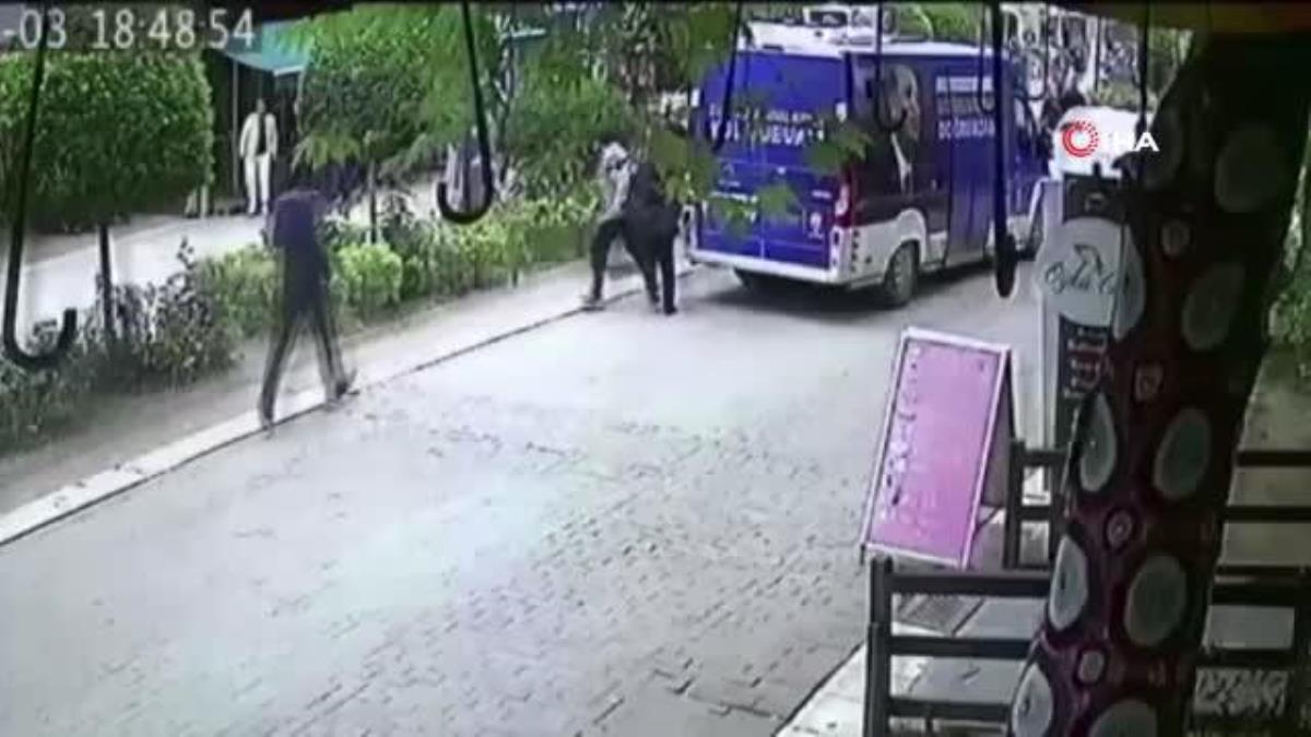 Balıkesir’de AK Parti seçim aracına saldırı kamerada