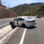 Direksiyon hâkimiyetini kaybeden sürücü otomobiliyle orta refüje düştü: 1 yaralı