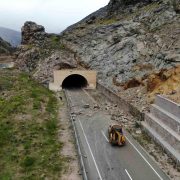 Gümüşhane’de meydana gelen heyelanda dev kayalar karayolunu ulaşıma kapattı!