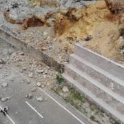 Gümüşhane’de meydana gelen heyelanda dev kayalar karayolunu ulaşıma kapattı