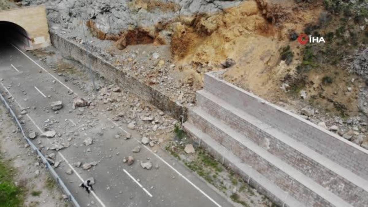 Gümüşhane’de meydana gelen heyelanda dev kayalar karayolunu ulaşıma kapattı
