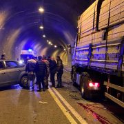 Otomobil tünel içinde tırla çarpıştı: 2 yaralı