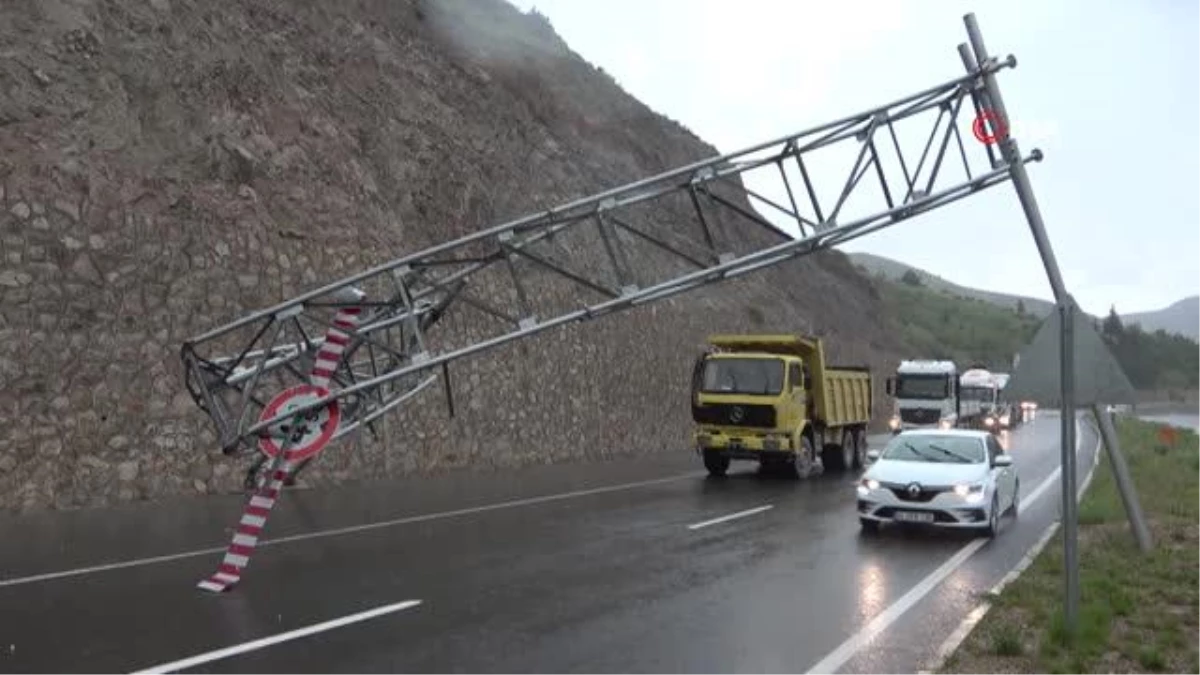 Yüksekliği hesaplayamayan iş makinesi yüklü kamyon uyarı tabelasını devirdi