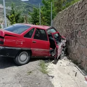 Gümüşhane'de otomobil duvara çarptı: 2 yaralı
