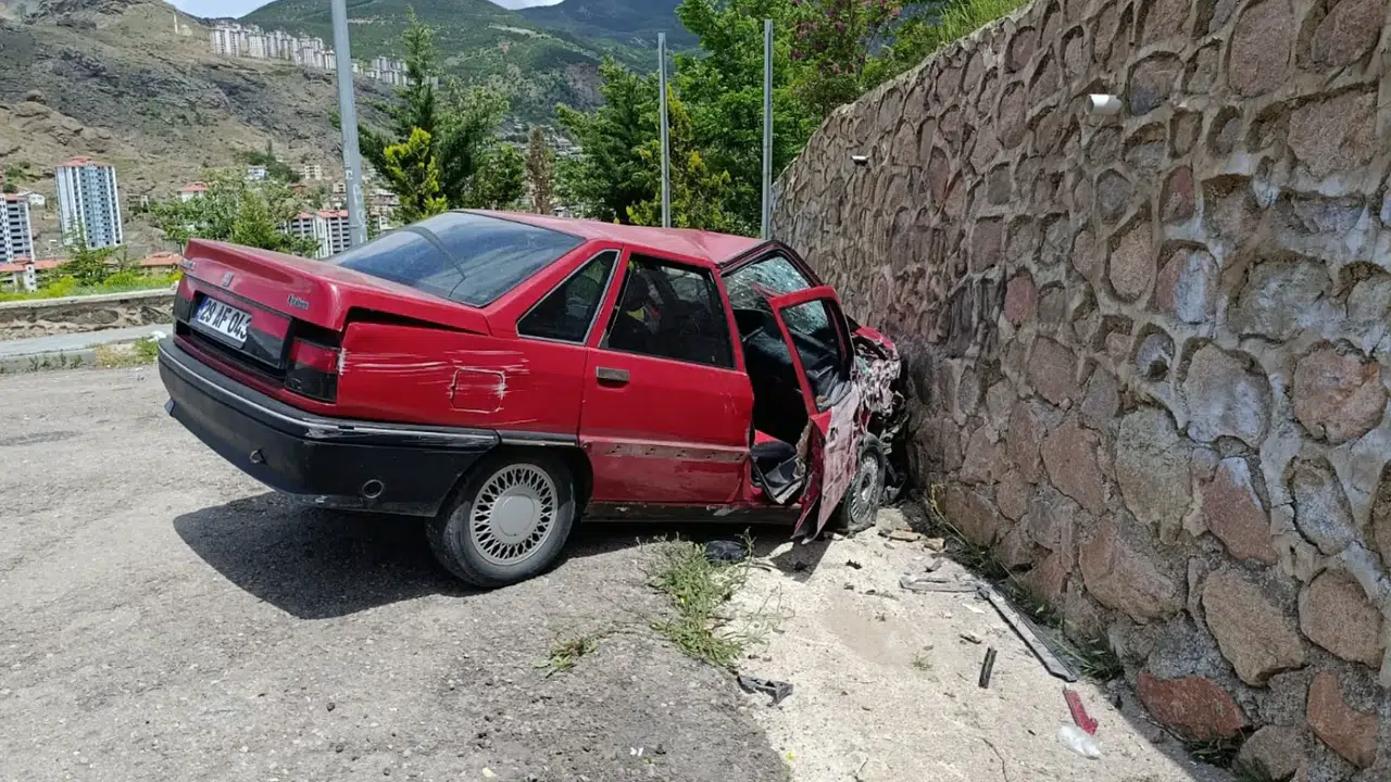 Gümüşhane'de otomobil duvara çarptı: 2 yaralı