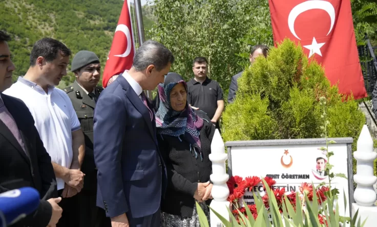 Şehit öğretmen Necmettin Yılmaz şehadetinin 8’inci yılında mezarı başında anıldı #haberi, #haberleri, #Gümüşhane #haber