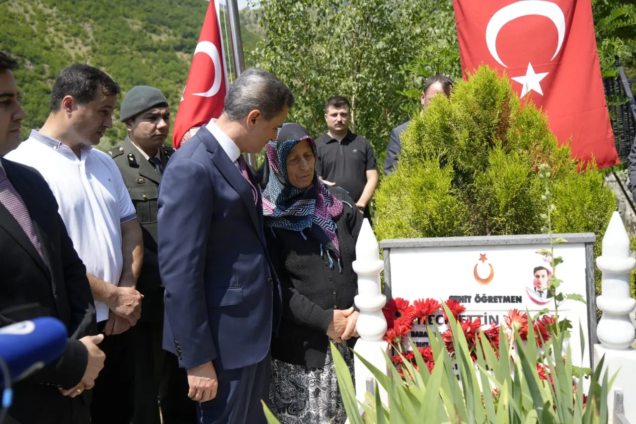 Şehit öğretmen Necmettin Yılmaz şehadetinin 8’inci yılında mezarı başında anıldı #haberi, #haberleri, #Gümüşhane #haber