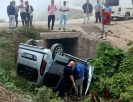 Yayla yolunda hafif ticari araç menfeze devrildi: 4 yaralı