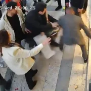 Bıçaklı saldırganı böyle etkisiz hale getirdiler