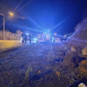 Gümüşhane’de yoldaki kaya parçaları kazaya neden oldu: 2 yaralı