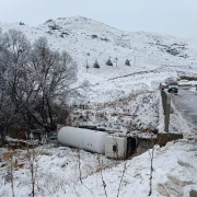 Kelkit-Erzincan yolunda korku dolu anlar! LPG yüklü tanker dereye uçtu