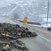 Gümüşhane’de heyelan karayolunu kapattı