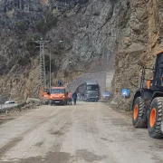 Gümüşhane’de heyelan sonrası kapanan yol yeniden ulaşıma açıldı