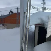 Kazıkbeli Yaylasında kar boyu evleri aştı