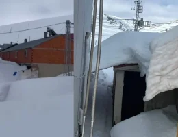 Kazıkbeli Yaylasında kar boyu evleri aştı