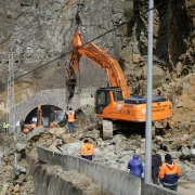 Kürtün yolunu kapatan heyelan havadan görüntülendi