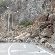 Kürtün’de dev kayalar yola indi! Karayolu çift yönlü trafiğe kapatıldı