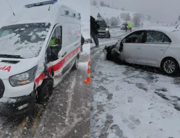 Ambulans ile otomobil çarpıştı: 3 kişi yaralandı