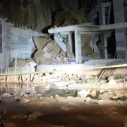 Gümüşhane’de dev kayalar gece yarısı binanın üstüne düştü