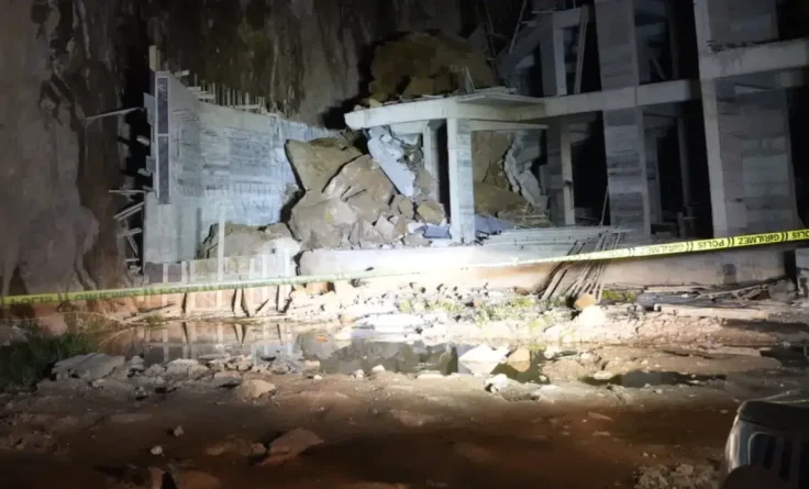 Gümüşhane’de dev kayalar gece yarısı binanın üstüne düştü