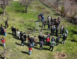 Gümüşhane’de meyve üreticilerine profesyonel budama eğitimi verildi
