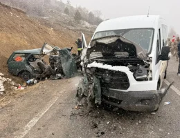 Kelkit’te feci kaza: Öğretmen servisi ile otomobil çarpıştı: 1 ölü, 10 yaralı