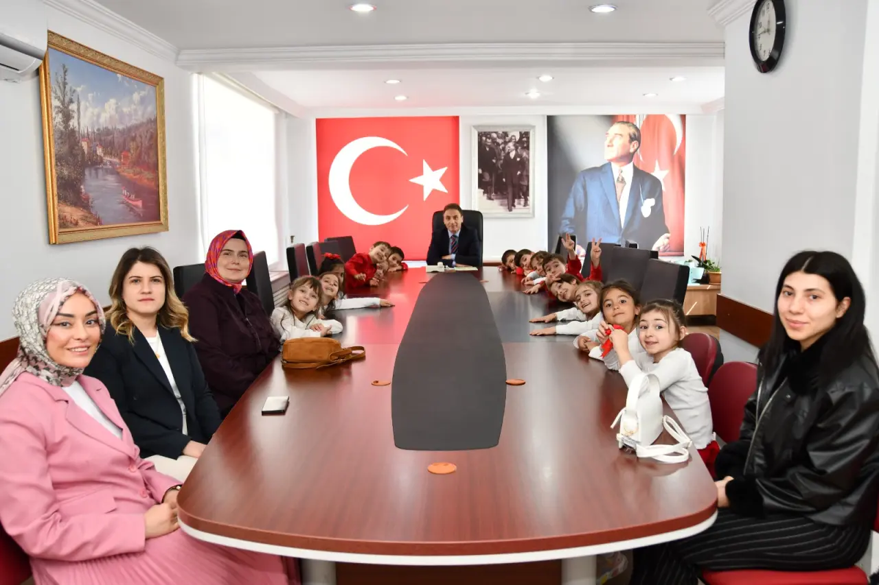 Makam Koltuğu Bu Kez Masal Diyarına Açıldı! Gümüşhane’de 23 Nisan Coşkusu Erken Başladı