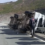 Virajı alamayan TIR bariyerlere saplandı: Sürücü yaralandı