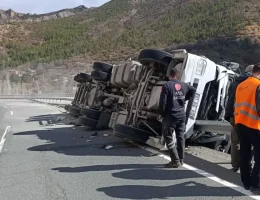 Virajı alamayan TIR bariyerlere saplandı: Sürücü yaralandı