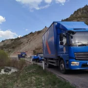 Bariyerler bile durduramadı! Gümüşhane’de otomobil dereye uçtu: 1 yaralı