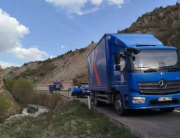 Bariyerler bile durduramadı! Gümüşhane’de otomobil dereye uçtu: 1 yaralı